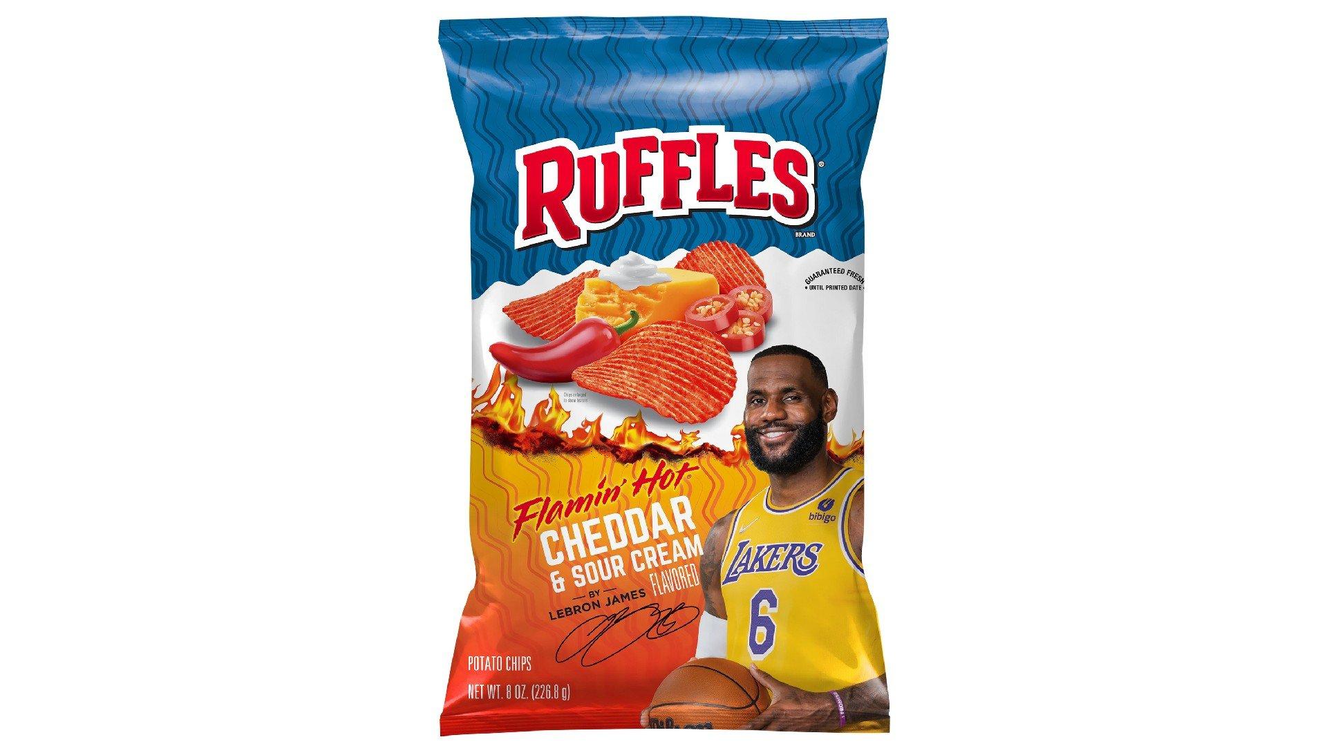 Ruffles Flamin' Hot Cheddar & Sour Cream Potato Chips (8 oz)